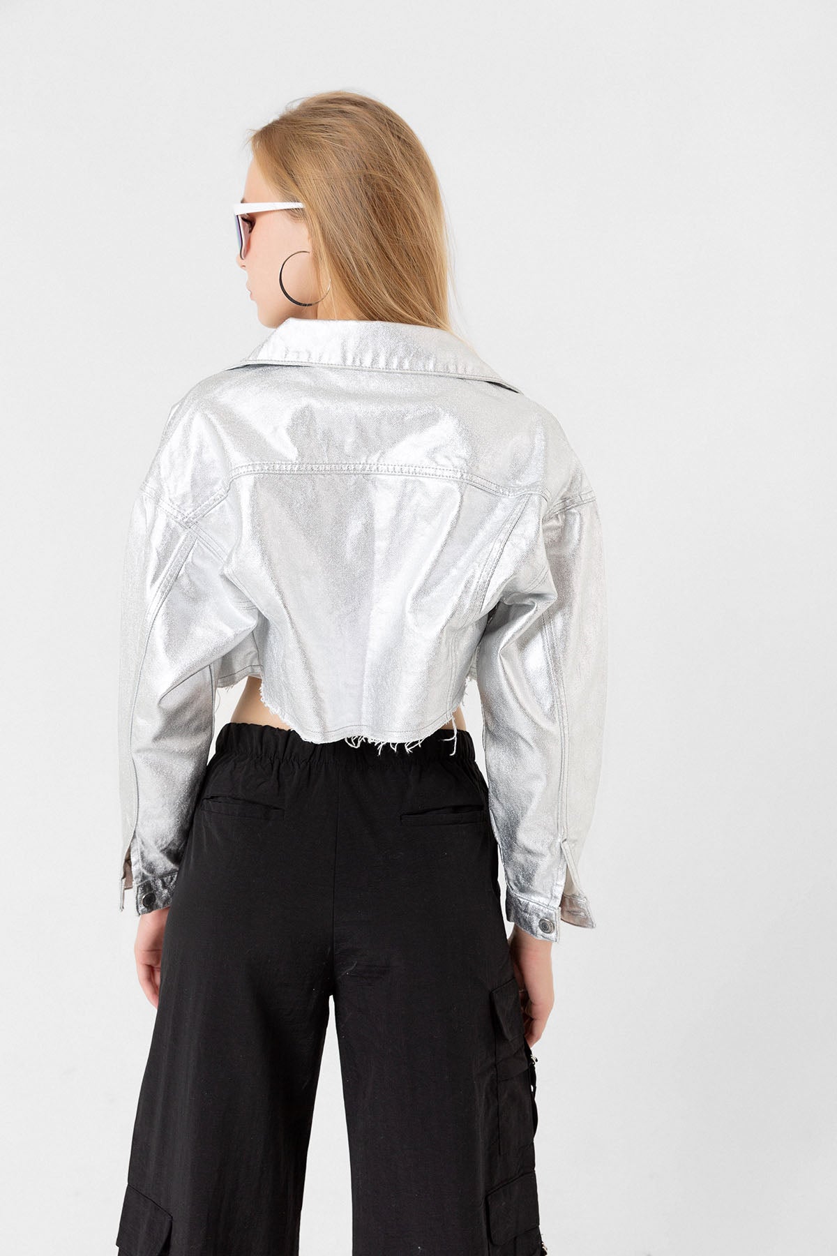 Metalik Görünümlü Lame Crop Denim Oversize Düğmeli Kısa Kadın Kot Ceket