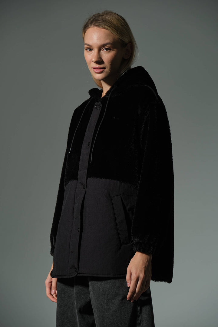 Panelli, Premium Peluş Fermuar ve Çıtçıtlı Kapüşonlu Kadın Mont  @Sofya Maule