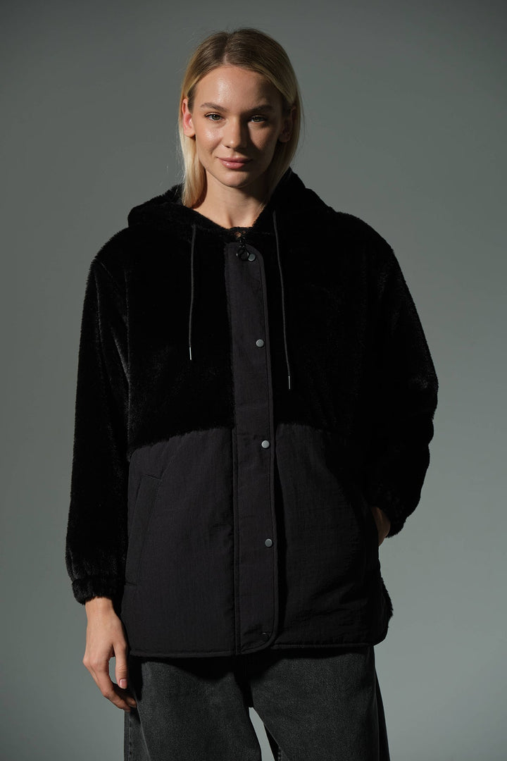 Panelli, Premium Peluş Fermuar ve Çıtçıtlı Kapüşonlu Kadın Mont  @Sofya Maule