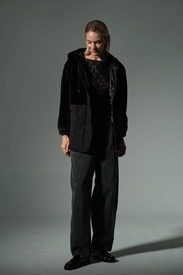 Panelli, Premium Peluş Fermuar ve Çıtçıtlı Kapüşonlu Kadın Mont  @Sofya Maule