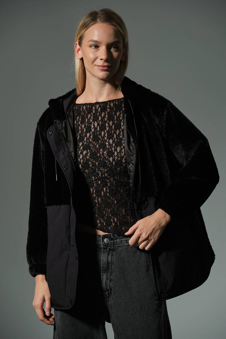 Panelli, Premium Peluş Fermuar ve Çıtçıtlı Kapüşonlu Kadın Mont  @Sofya Maule