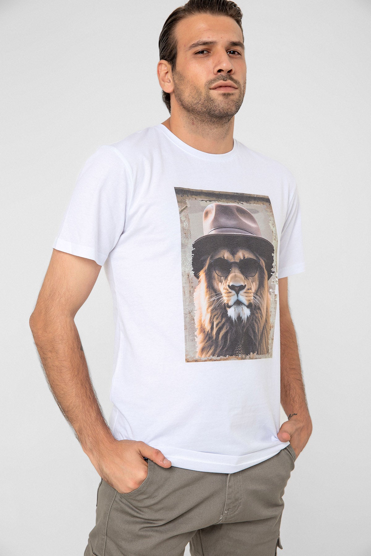Şapkalı Aslan Baskılı Rahat Kalıp %100 Pamuk Erkek Grafik Tişört