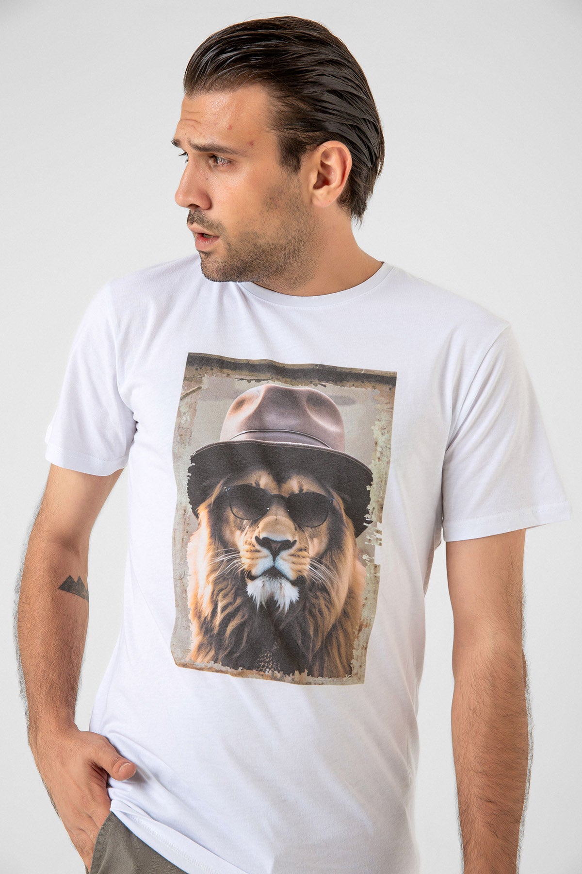 Şapkalı Aslan Baskılı Rahat Kalıp %100 Pamuk Erkek Grafik Tişört