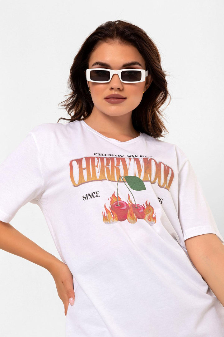 Bisiklet Yaka Cherry Kiraz Baskılı Beyaz Oversize Kadın Tişört Blah.