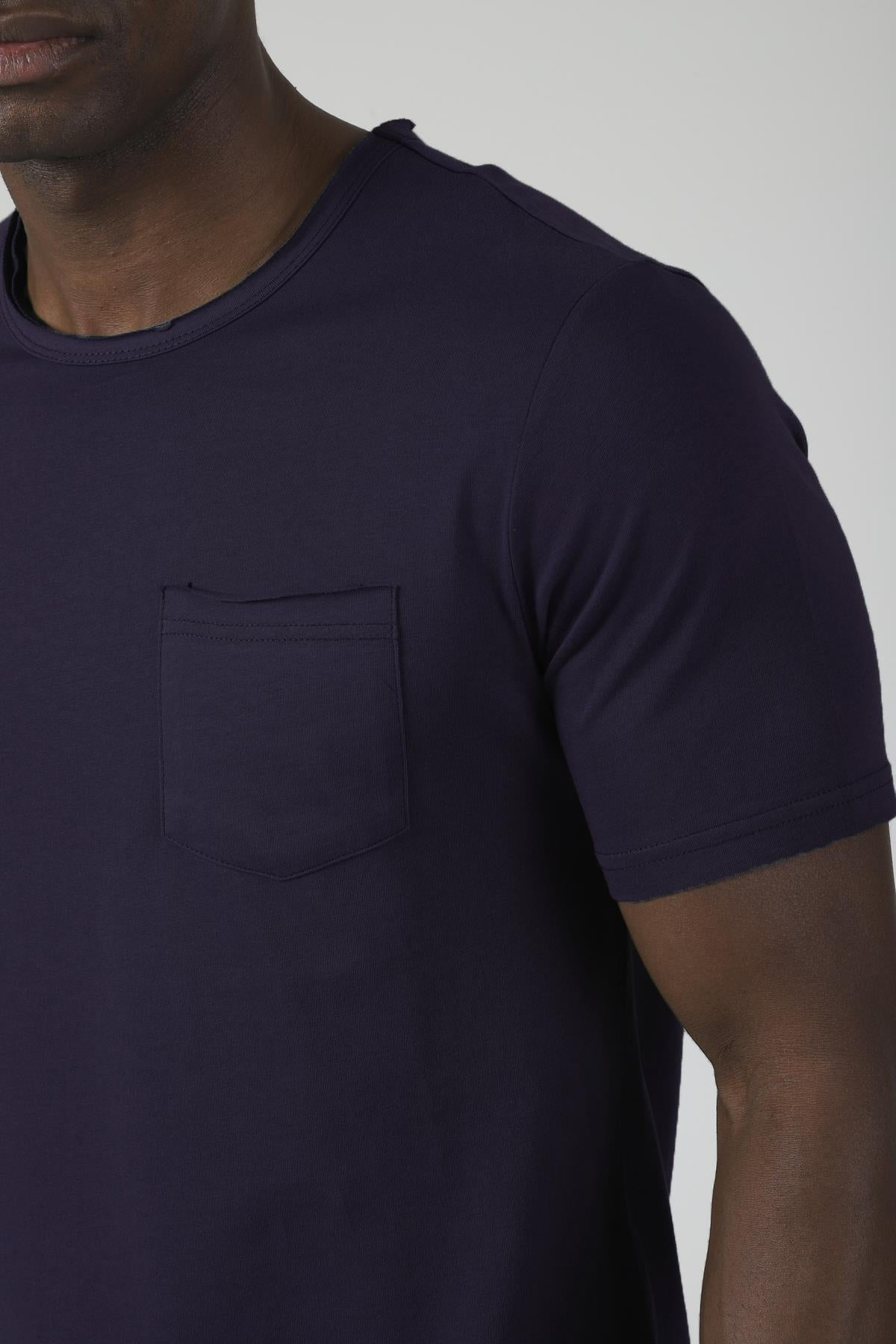 Single pocket detail dirty sewing Crew Neck men's t -shirt